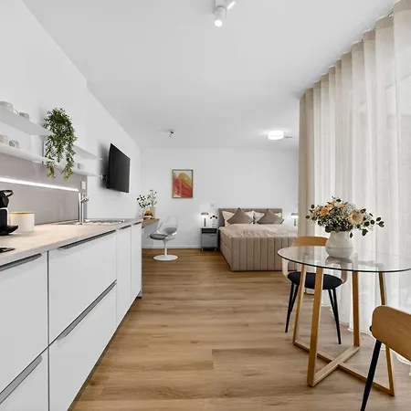 Maximin - Upscale Near Porta Nigra * Trier