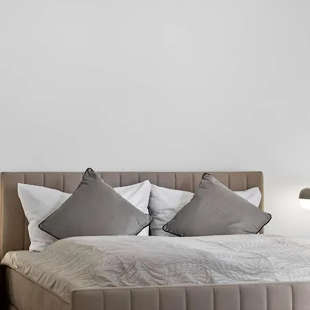 Maximin - Upscale Near Porta Nigra
